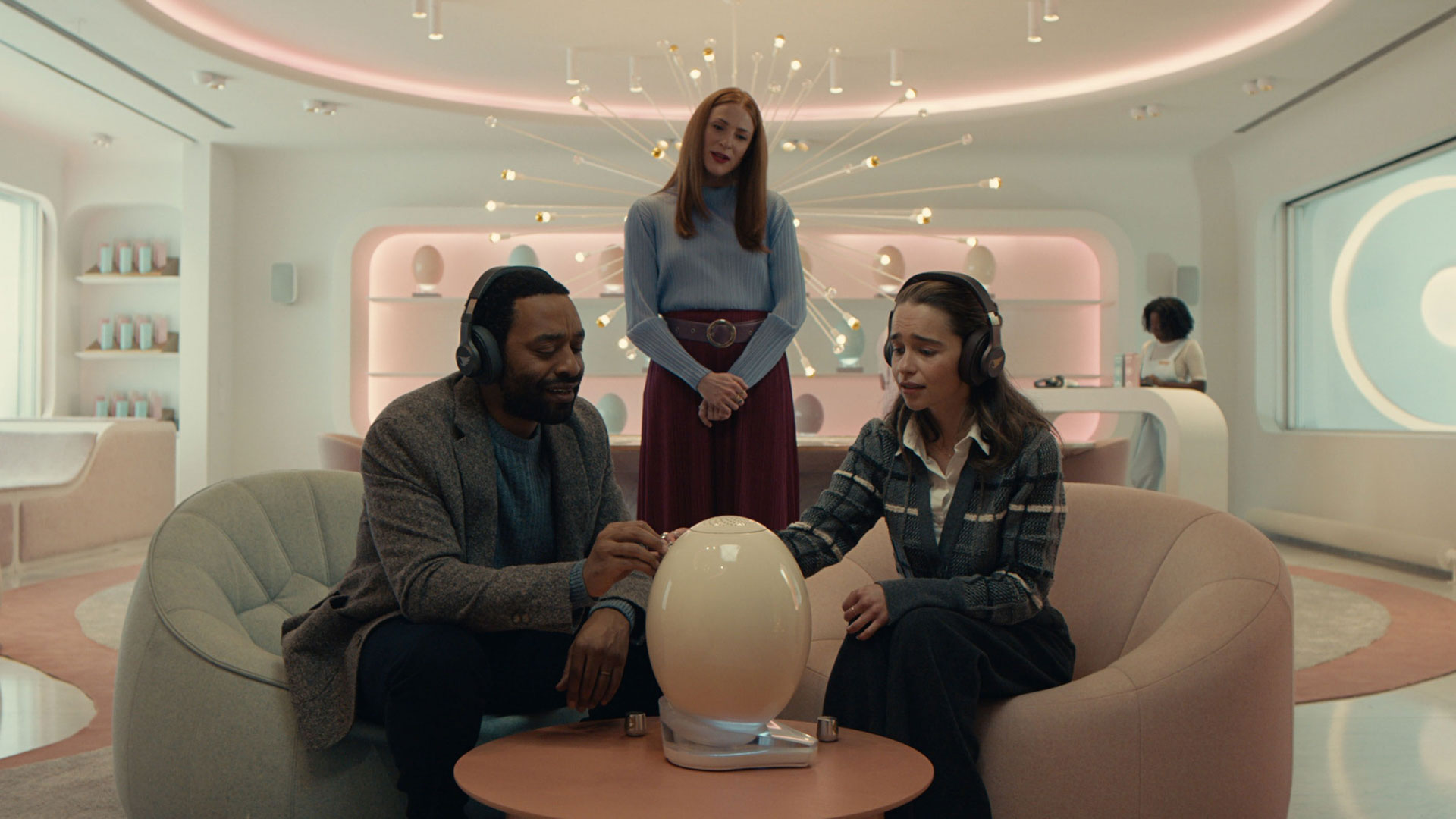 Peategelased Emilia Clarke ja Chiwetel Ejiofor.