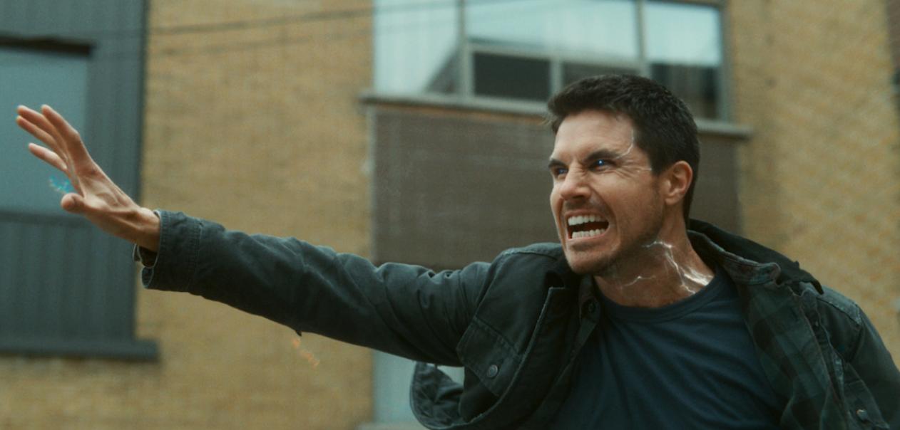 Peategelane Robbie Amell